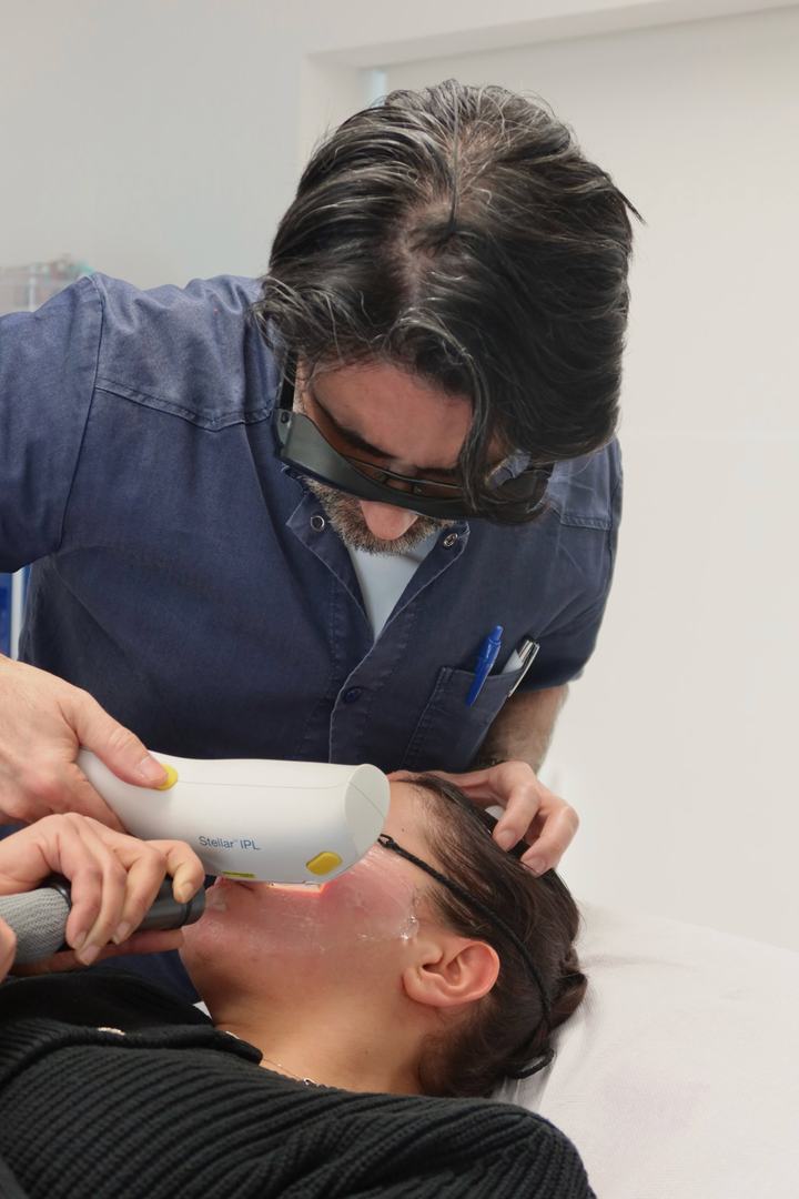 Le Pr Hachem lors d'une séance de lumière intense pulsée sur le visage